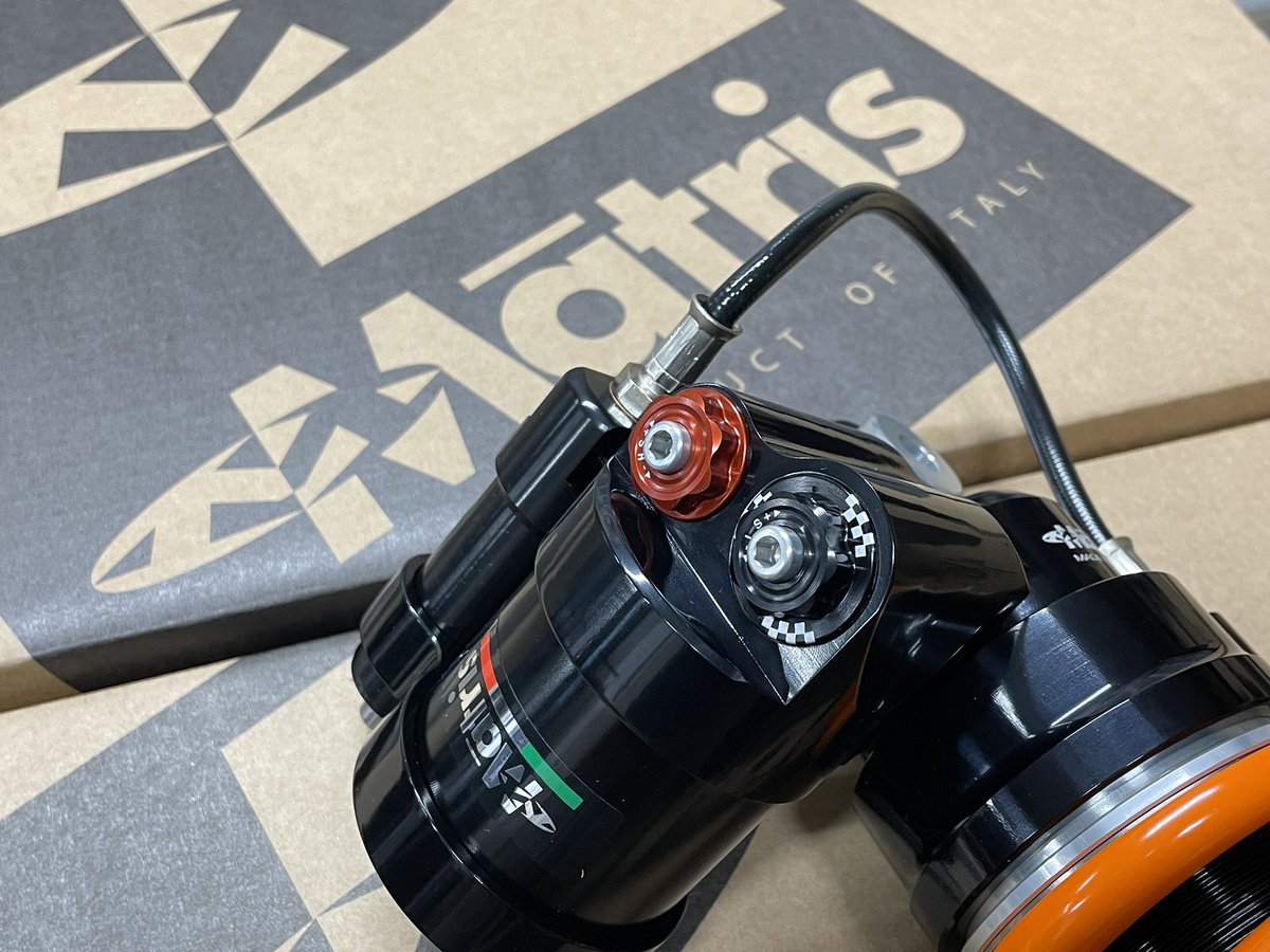Matsumoto_EG's tweet photo. Matris 入荷しました!
ただいま検品中につき、順次出荷いたします。
ご注文のお客様、もうしばらくお待ちください🙏✨
#Matris #マトリス #サスペンション #入荷情報 #バイクパーツ #バイクカスタム
#松本エンジニアリング #motorcycle #bikelife #発送準備中 https://t.co/ZgcuwIgNOK