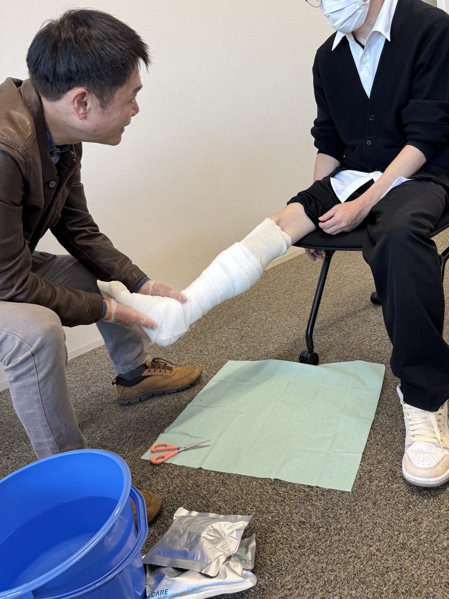setagaya_kango's tweet photo. 世田谷区医師会立看護高等専修学校です。
本日の「骨、関節、筋系疾患」の授業にて、実際に生徒がギプスを巻いてカットするまでの流れを体験しました。
講師の先生方には、座学だけでなく、興味を持って取り組める授業をたくさん作って頂いています！

#准看護師
#働きながら学べる
#せたかん https://t.co/Zz2r8jbMFV