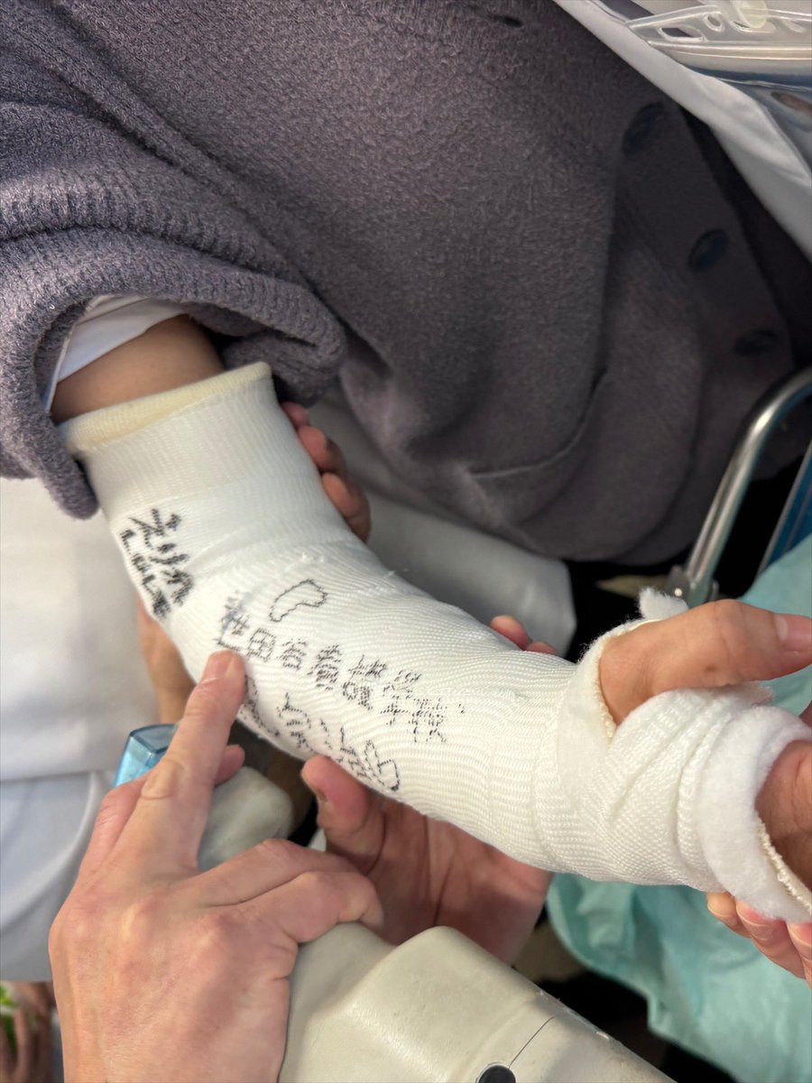 setagaya_kango's tweet photo. 世田谷区医師会立看護高等専修学校です。
本日の「骨、関節、筋系疾患」の授業にて、実際に生徒がギプスを巻いてカットするまでの流れを体験しました。
講師の先生方には、座学だけでなく、興味を持って取り組める授業をたくさん作って頂いています！

#准看護師
#働きながら学べる
#せたかん https://t.co/Zz2r8jbMFV