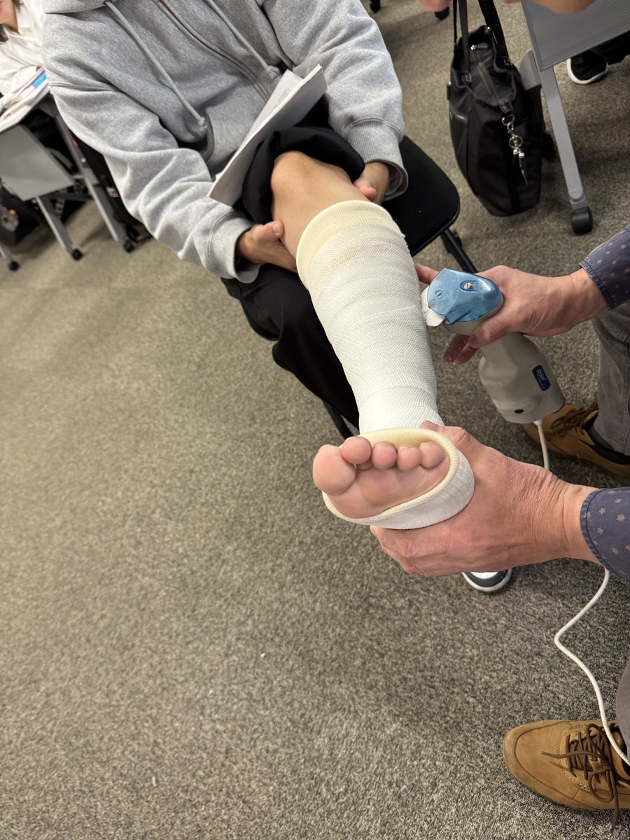 setagaya_kango's tweet photo. 世田谷区医師会立看護高等専修学校です。
本日の「骨、関節、筋系疾患」の授業にて、実際に生徒がギプスを巻いてカットするまでの流れを体験しました。
講師の先生方には、座学だけでなく、興味を持って取り組める授業をたくさん作って頂いています！

#准看護師
#働きながら学べる
#せたかん https://t.co/Zz2r8jbMFV