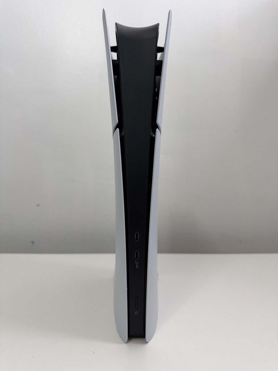 PAPIGFUNK's tweet image. NEW Matte Finish PS5 Slim just released. Do you prefer the Glossy finish instead? #PS5 #PlayStation