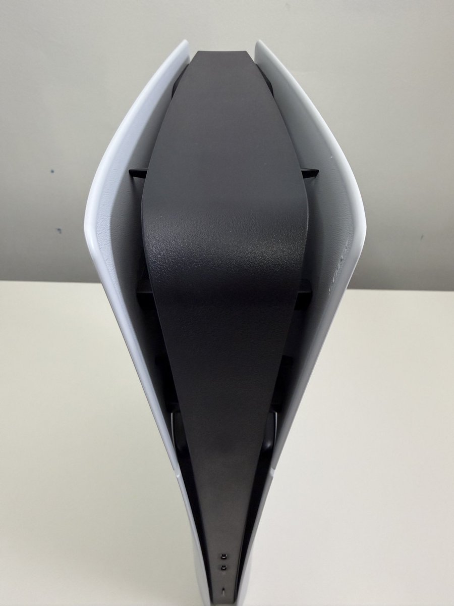 PAPIGFUNK's tweet image. NEW Matte Finish PS5 Slim just released. Do you prefer the Glossy finish instead? #PS5 #PlayStation