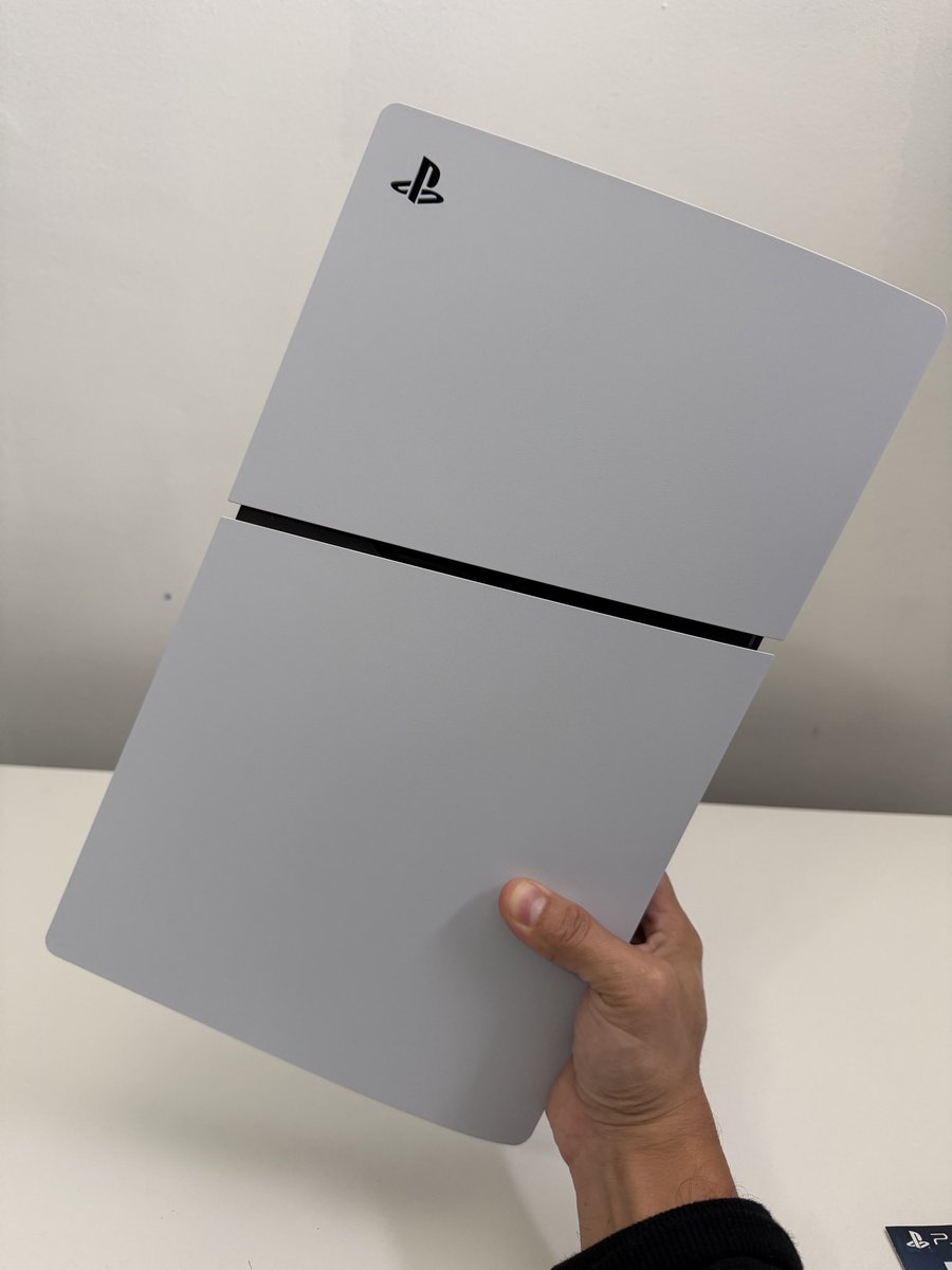 PAPIGFUNK's tweet image. NEW Matte Finish PS5 Slim just released. Do you prefer the Glossy finish instead? #PS5 #PlayStation