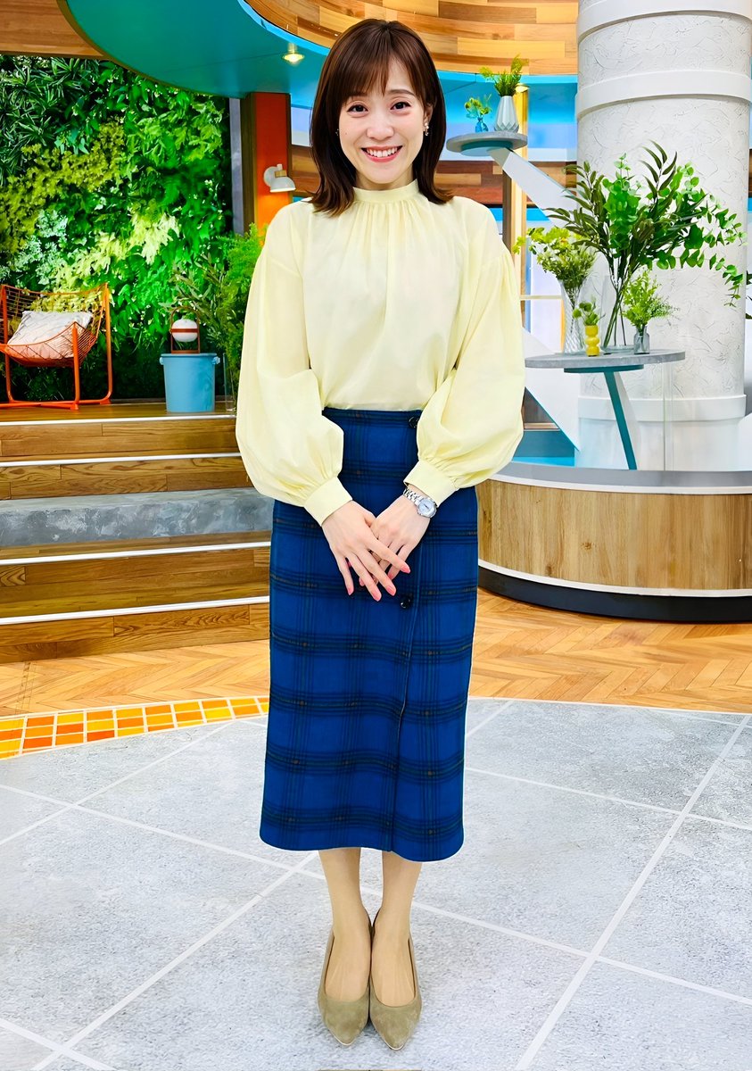 tomohee1710's tweet image. \ 12/1(月)本日の #aicode はこちら🧚🏻 /

ふんわりシフォンブラウスとダークブルーのチェックスカートで落ち着いた雰囲気のコーデに💛

今夜7時からは…
#CDTVライブライブ ⚡2時間生放送🐹👾

明日の #ひるおび と今夜のCDTV🎤をぜひご覧ください🥰

#TBS #江藤愛 @aietoTBS
#アナウンサーコーデ