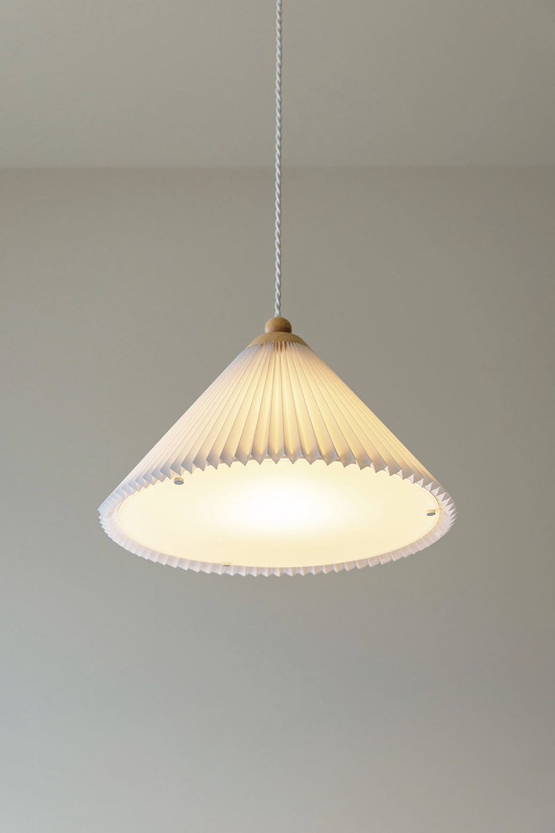 INTERFORMINC's tweet image. プリーツによる繊細な陰影と、丸みを帯びたウッドパーツの愛らしさが特徴の #ペンダントライト ”Stilla” スティラ。
どんな空間にも自然と溶け込みながら、そっと華を添えてくれます🌼
アクリルプレートで、眩しさを軽減。
#インターフォルム
▼商品詳細はこちら
interform-ec.com/lt-4578-9