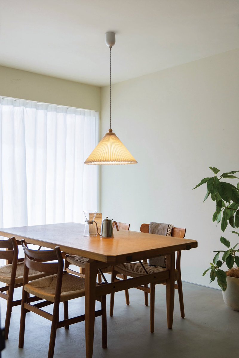 INTERFORMINC's tweet image. プリーツによる繊細な陰影と、丸みを帯びたウッドパーツの愛らしさが特徴の #ペンダントライト ”Stilla” スティラ。
どんな空間にも自然と溶け込みながら、そっと華を添えてくれます🌼
アクリルプレートで、眩しさを軽減。
#インターフォルム
▼商品詳細はこちら
interform-ec.com/lt-4578-9