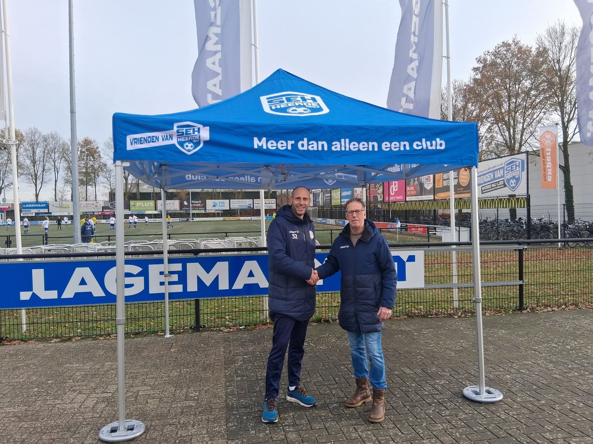 vvSEH's tweet image. 💙🤍Mooi nieuws! Jan Wagenaar (materiaalcommissie) heeft afgelopen zaterdag uit handen van Frank de Jong (bestuurslid Vrienden van SEH) een fraaie partytent in ontvangst mogen nemen.

Meer info @ vvseh.nl/vrienden-van-s…

#mooiman #party #tent #vriendenvan #heerde #wijzijnseh