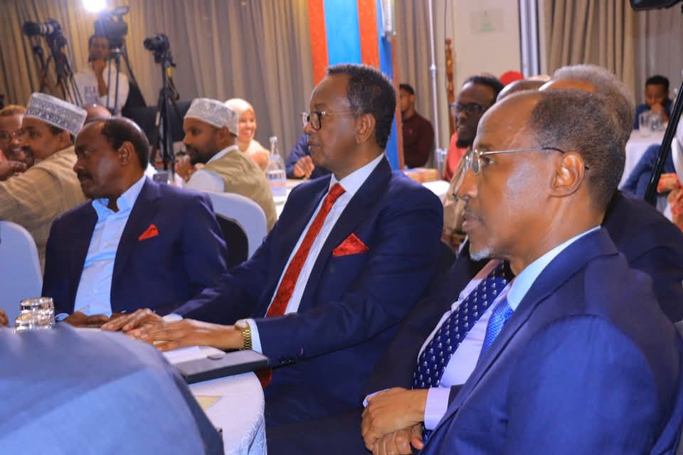 Waxaan xalay magaalada Nairobi kaga qeybgalay munaasabadda Baalfurka buugga " Baadigoobkii Nabadda Geeska". Kaas oo uu qoray Amb Mohamed Abdi Afey.  

Amb. Afey waa masuul qeyb weyn ka soo qaatay dib u heshiisiinta iyo dowlad dhiska Soomaliya muddadii 25ka aheyd,