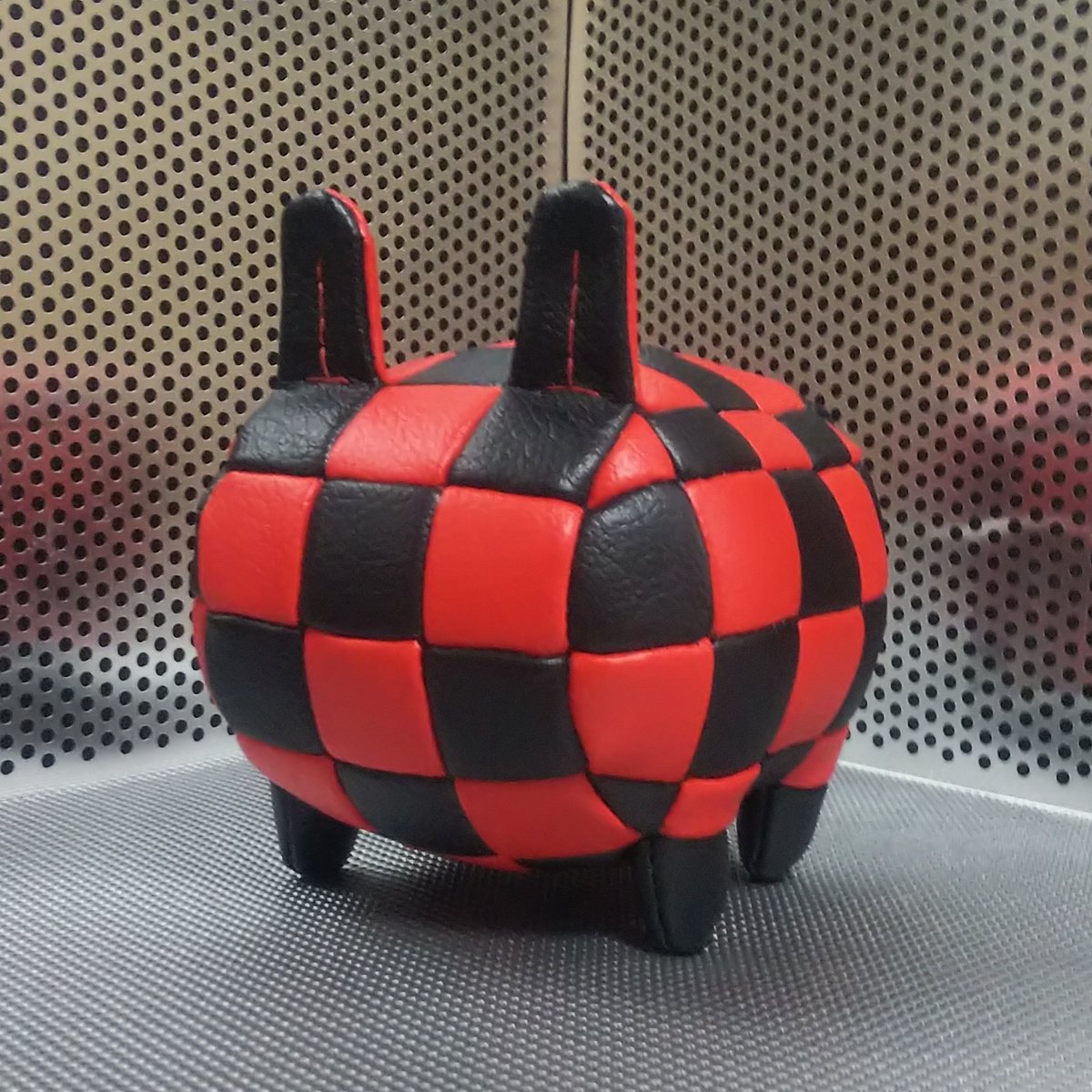 AYATARO_robot's tweet image. チェッカードラビットに目を付けます。先ず、丸目から。😁

同時進行なので、クリマに間に合うかどうかというところ。

色味は違うよ～。