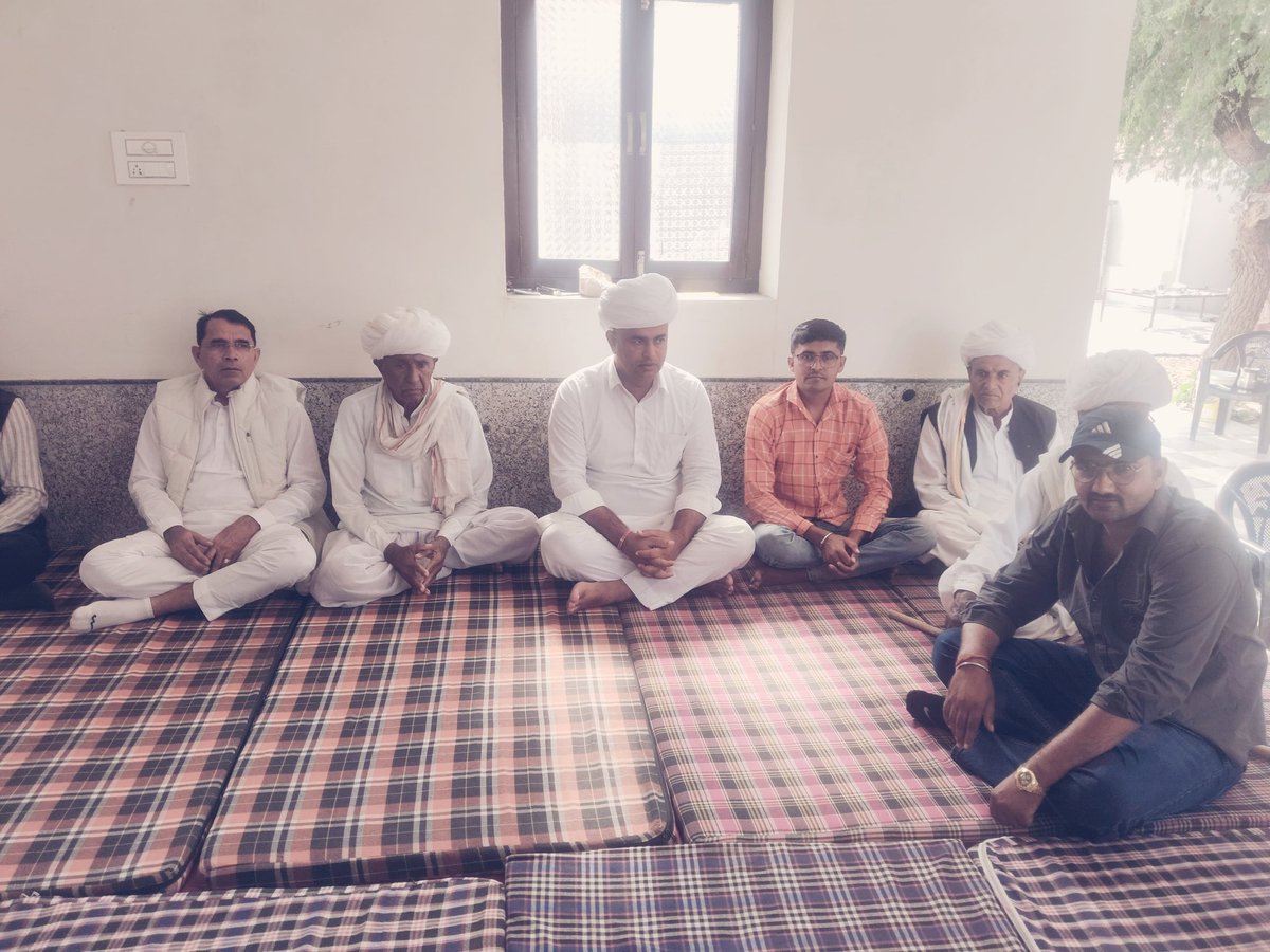 SohanlalBi35029's tweet photo. आज ग्राम बिरामी (जोधपुर) भाई @PRGBishnoii के साथ पहुँचकर भाजपा नेता श्री श्याम खीचड़ जी की पूज्य दादीजी के निधन पर श्रद्धासुमन अर्पित किए
परिवार के इस अपूरणीय दुःख की घड़ी में मेरी संवेदनाएँ उनके साथ हैं
ईश्वर पुण्य आत्मा को अपने चरणों में स्थान दें और परिवार को संबल प्रदान करें। https://t.co/saomfEMt3P