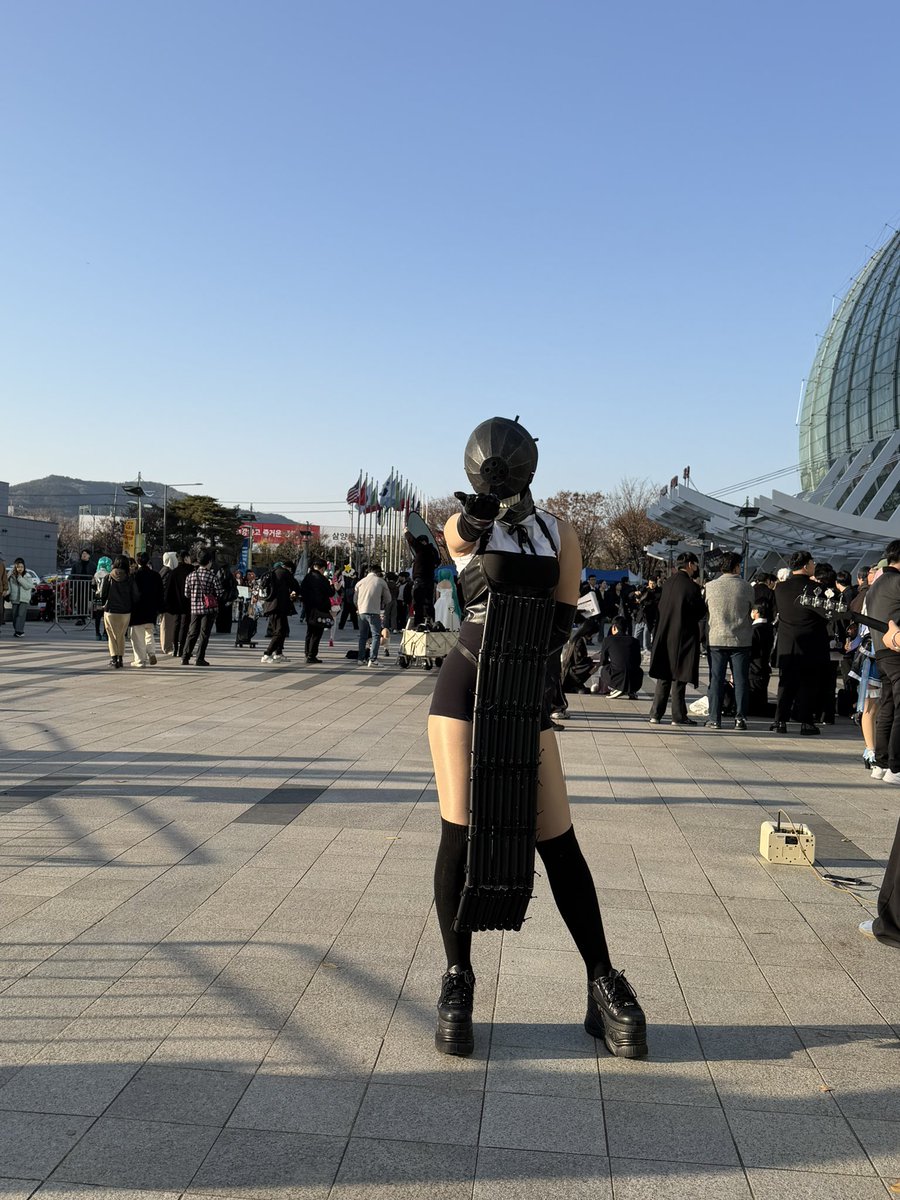 QOaoa237's tweet image. 2025 대구 코믹에서 기럭지 쩌는 모델 느낌의 폭탄의 악마님을 봄