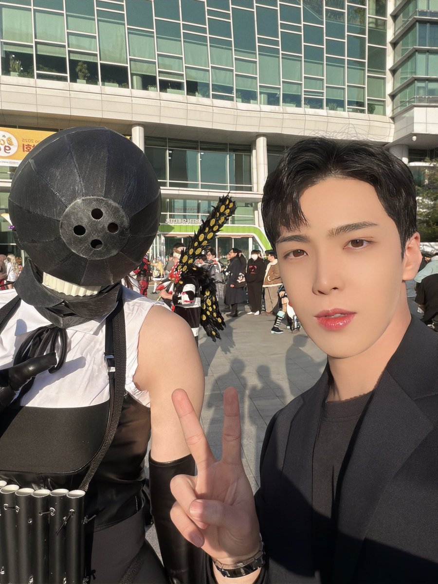 QOaoa237's tweet image. 2025 대구 코믹에서 기럭지 쩌는 모델 느낌의 폭탄의 악마님을 봄