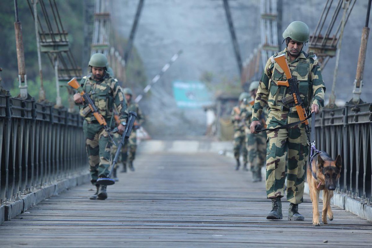 vaibhavpawarmp's tweet image. जीवन पर्यंत कर्तव्य’ के आदर्श वाक्य को निभाते हुए संपूर्ण जीवन माँ भारती की रक्षा में समर्पित करने वाले #सीमा_सुरक्षा_बल के वीर योद्धाओं को स्थापना दिवस पर शुभकामनाएं।

राष्ट्र की रक्षा में अपने प्राणों का उत्सर्ग करने वाले राष्ट्र प्रहरियों को कोटि कोटि वंदन।

वंदे मातरम्!