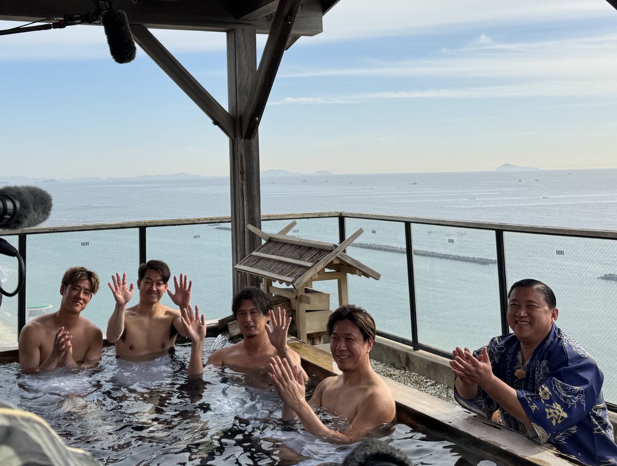 tva_sports's tweet photo. 今年のテレビ愛知ドラゴンズ特番は！📺
「語りたおして年越しだぜぇ
ドラゴンズ大忘年会スペシャル2025」🎉

先ほど無事にロケが終了しました‼️🙌
今回は…
#涌井秀章 投手 #大野雄大 投手
#山本泰寛 選手 #上林誠知 選手の
豪華メンバーが出演してくださいました✨
トークやゲーム、さらに温泉にも…！
みなさん大盛りあがりで終始大爆笑のロケでした😂
番組は12月30日（月）午前11時15分放送です📺
ご協力いただいた皆様ありがとうございました🙏
#中日ドラゴンズ #dragons  
 #スギちゃん さん #熊崎晴香 さん
 #テレビ愛知