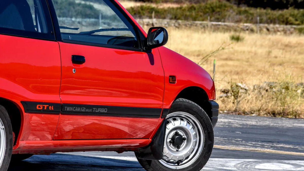 ¿Cómo consiguió un utilitario japonés de apenas 1.0 litros convertirse en uno de los hot hatch más sorprendentes de los 80? 

Hoy te cuento la historia del Daihatsu Charade GTI.