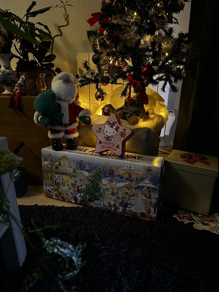 1er decembre c aussi la premiere ouverture de mon calendrier de l’avent redbull😻😻🙏🏻 joyeux noel