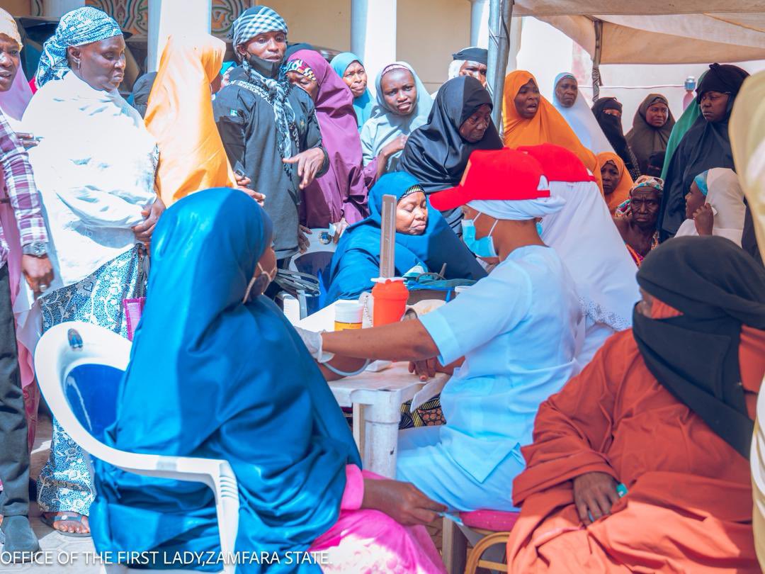 ZAMFARA FIRST LADY HURIYYA LAWAL LEADS MAJOR GIRLS’ SAFETY, HEALTH, AND GBV AWARENESS INITIATIVE

Zamfara State First Lady, HE Huriyya Dauda Lawal @huriyyadl, is intensifying efforts to safeguard girls’ safety, health, and dignity.

She distributed 1,000 hygiene kits to students
