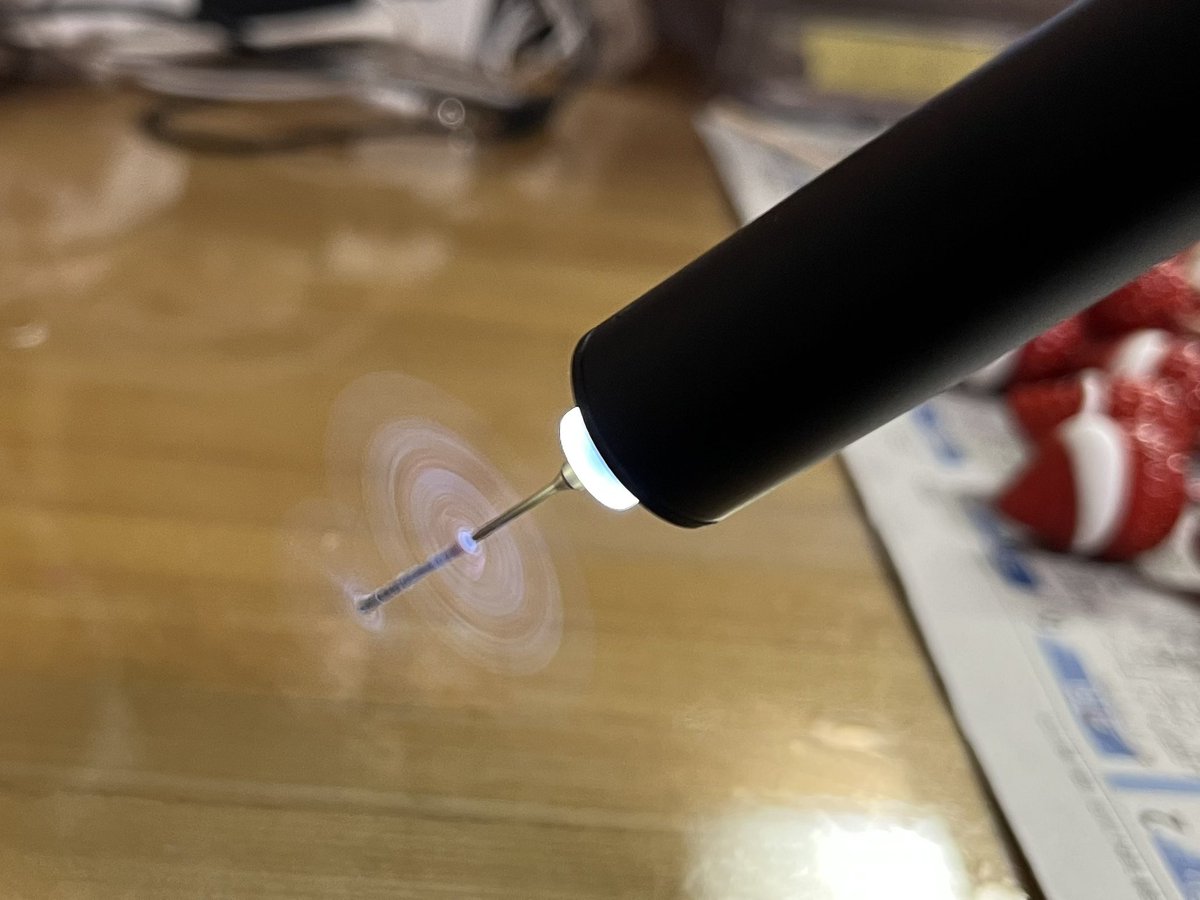 電動ピンバイスに粘土カスついてる状態で回すと魔法陣できるの好き
