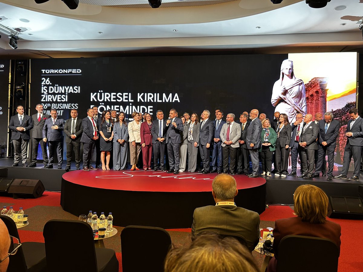 Muazzam bir zirveyi daha tamamladık. Sivil toplumun ve iş dünyasının duayen isimleriyle omuz omuza, güzel ülkemin dört bir yanından bize katılan dostlarımızla, dopdolu iki gün geçirdik. Küresel kırılmalar döneminde Türkiye’nin nerede konumlanacağını, bu süreci izleyen değil,