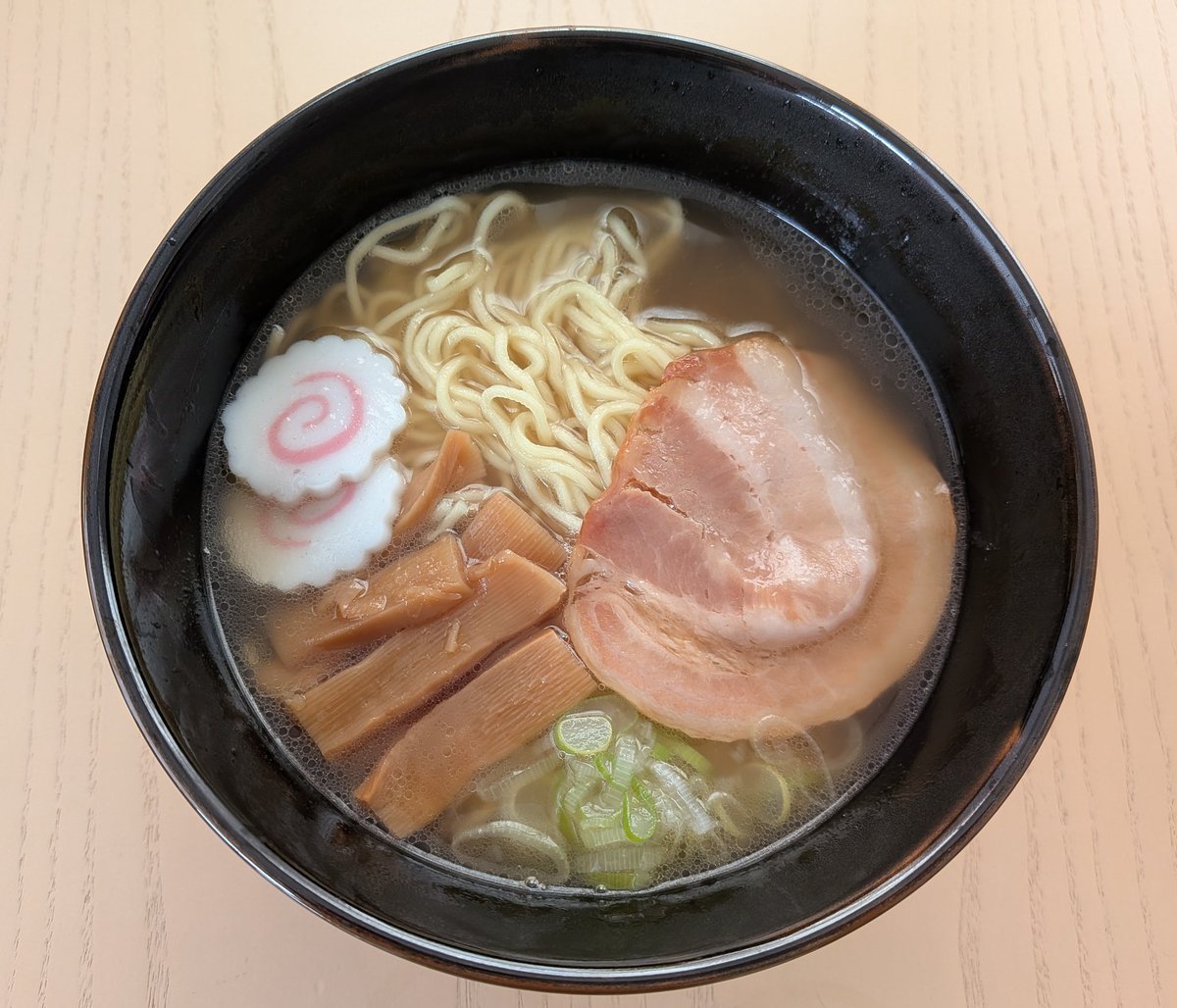 sirokuma_2113's tweet photo. めんぐるめのなかたか様より
（@Mengurume）

 秋の新商品🍁頑固一徹塩ラーメン『松本商店』とのコラボ作！
旨味香る塩らぁ麺 縁をいただきました🍜
多くの人に愛された『頑固一徹塩ラーメン』をあじわえる🙌
香りもとてもよくて食欲をそそる🤤旨みたっぷりのスープに
続く🔽

#めんぐるめのなかたか https://t.co/0Qqvd3W3p1
