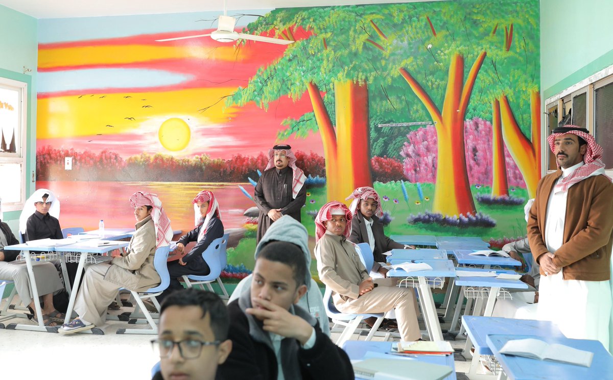 MOE_NJR's tweet photo. المدير العام لـ #تعليم_نجران يقوم بزيارة ميدانية إلى مدرسة الشيخ محمد بن عثيمين الثانوية،لتفقد سير العملية التعليمية ويطلع على أبرز الجهود المبذولة لخدمة أبنائنا الطلاب. https://t.co/XafR3TbdO7