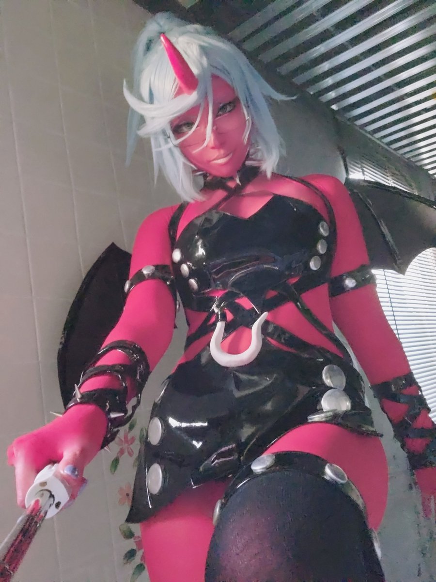 昨日のニーハイソックスさん、下から撮る方が盛れるのと、顔が赤いからか顔認証されないこと多くて面白かったです🤣
これは暗かったのでシンプルに画質悪いやつですね、でも盛れてたので上げちゃう☺️