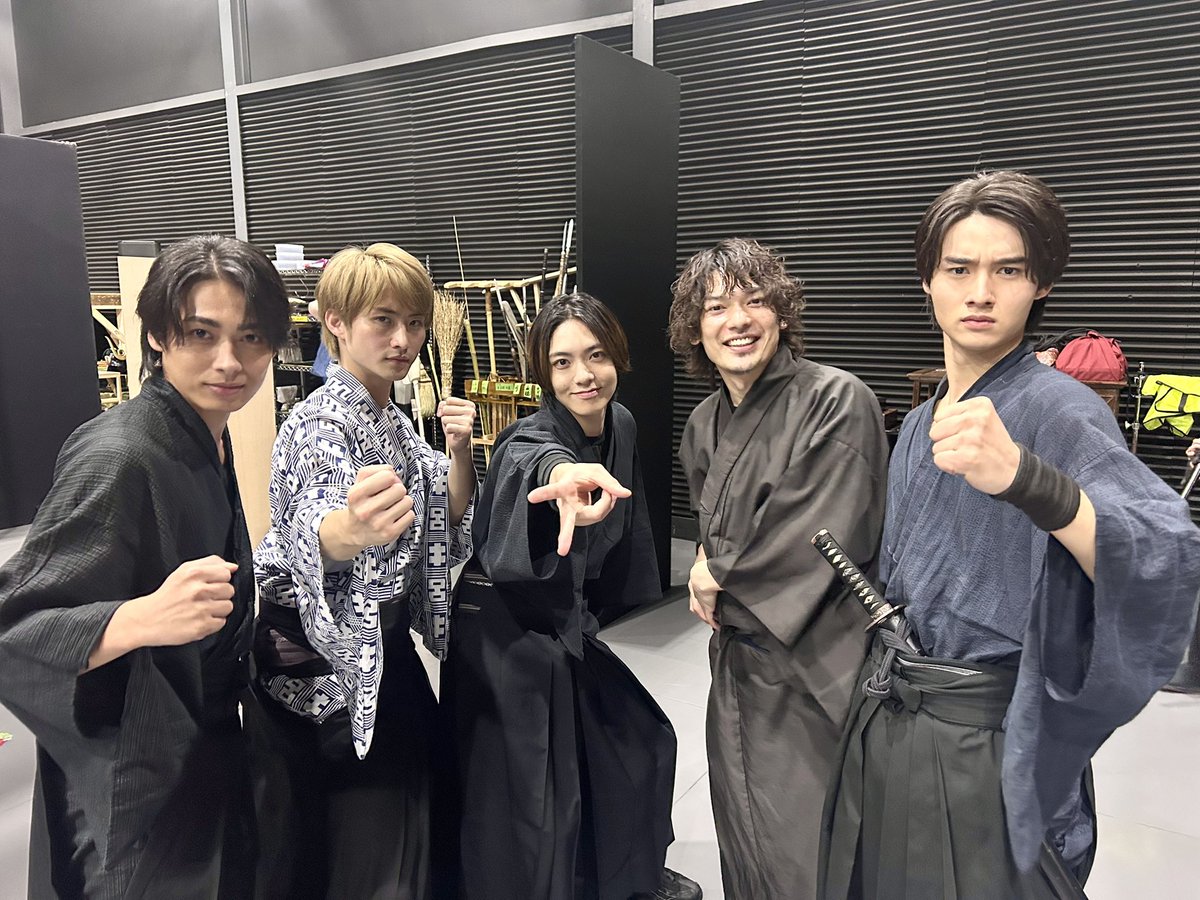 chushingura_ntv's tweet photo. いよいよ12月に入り、稽古場での稽古は残り1週間です！
毎日、通し稽古を重ねて、作品の全体像も仕上がって来ました！
赤穂浪士たちは神妙な面持ちで稽古に臨んでいますが、休憩時間は元気いっぱいです！
#藤岡真威人 #崎山つばさ #岐洲匠 #石川凌雅 #唐木俊輔 #忠臣蔵
https://t.co/yPtcQyZ8gO https://t.co/xNW8cbl36Y