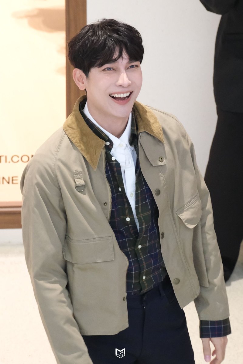 MewsuppasitTH's tweet photo. 🫠🫠

MEW AT BARBOUR OPENING 

#BarbourxMew
@MSuppasit https://t.co/e4zJwZuBah