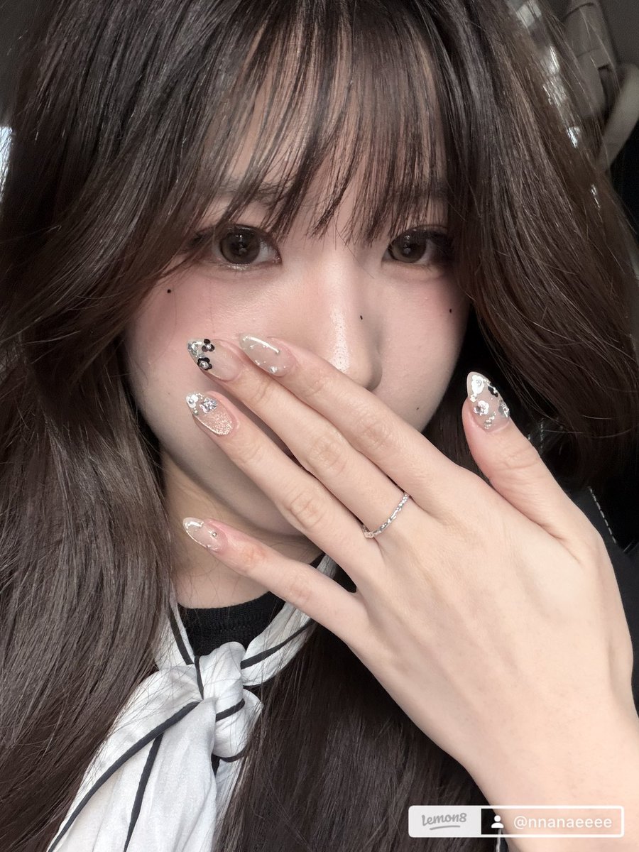 nnanaeeee_'s tweet photo. คือเห็นเรฟมาจากหลายๆที่ในฟีด แล้วฝากเขายำรวมกันได้ออกมาแบบนี้เลยอยากกรี๊ดหลังทำเสร็จ เพราะชอบมากงานละเอียด แถม ช่วยจัดเรียง แต่งเองนี่ให้ช่างทำเล็บเลือกหมดเลย ทั้งสี ทั้งลาย กลับ บ้านมาแฟนยังชมเล็บ พิกัดร้าน nailtystudio ติดสามย่านมิตรทาวน์คนที่ทำให้เน่ชื่อ คุณฟิล์ม ไปลองเถอะ https://t.co/V4AY0v3psu