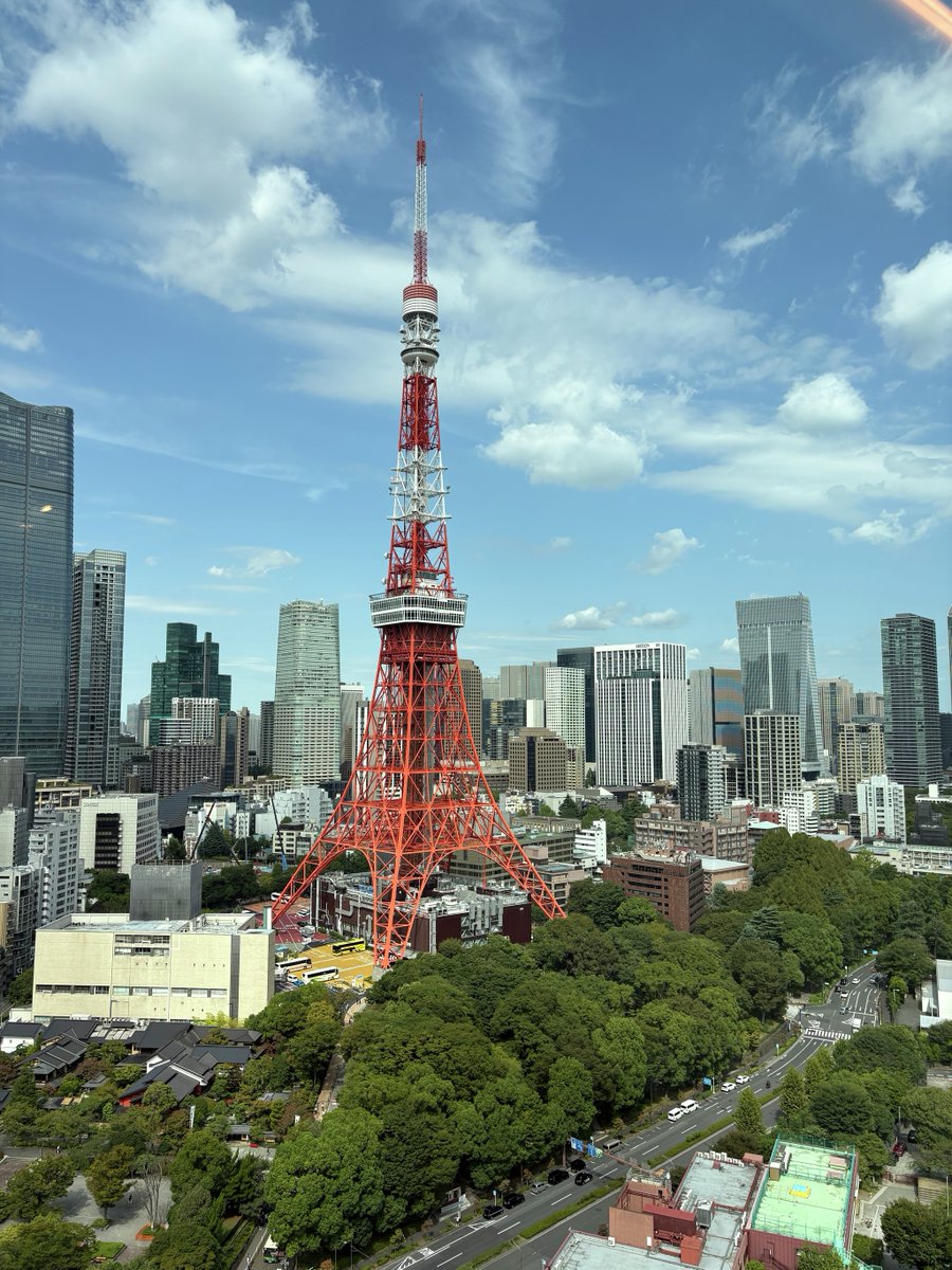 tokyo_calendar's tweet image. ˗ˏˋ📣Aぇ! group 
東京タワーを目の前に🗼👀 Vol.2 ˎˊ˗

表紙撮影は、日没を待ち、オレンジ色に輝く東京タワーの前で！📸

客室から一望できる東京タワーの姿に、Aぇ! groupの皆さんも驚いた様子でした🗼✨

📚…°˖✧
#東カレ #2月号 のテーマは「背徳の年末、上質な年始。（仮）」

●