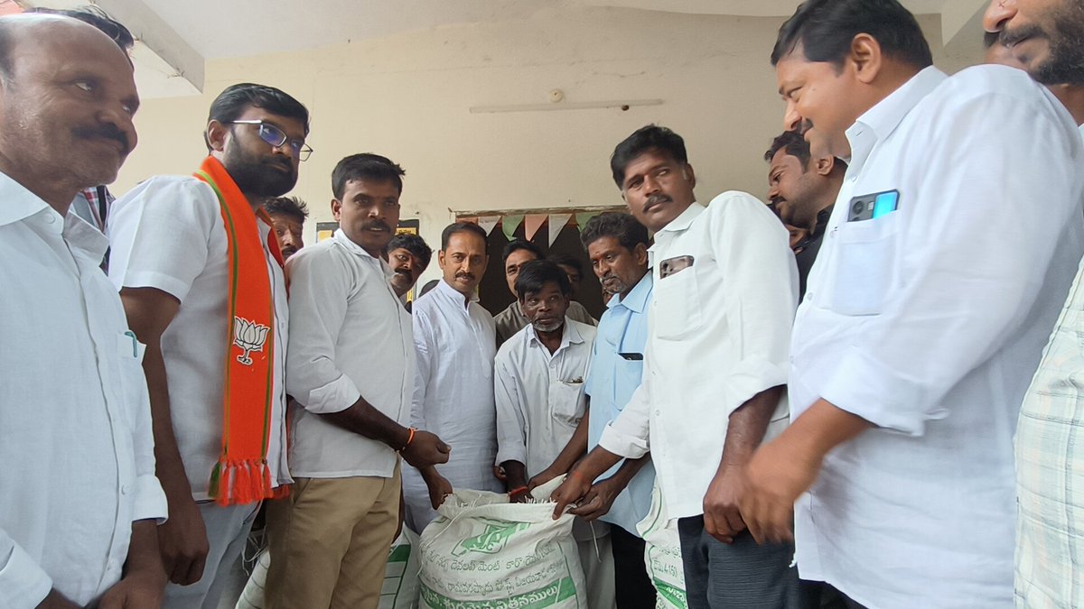 TdpKandikunta's tweet photo. ధనియన్ చెరువు రైతు సేవ కేంద్రంలో రైతులకు వేరుశనగ సంచులు పంపిణీ చేయడం జరిగింది.
#AnnadathaSukhibhava2 
#FarmersFriendlyGovt 
#Super6SuperHit
#IdhiManchiPrabhutvam
#ChandrababuNaidu
#AndhraPradesh https://t.co/yD3lkce9WR