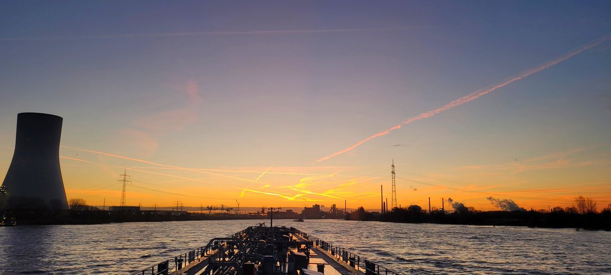 johan_klos's tweet photo. Goedemorgen het was een mooie #Heldere_nacht met #sterrenhemel #en mooie #dageraad en #zonsopkomst op de #rijn #binnenvaart kijken of het lukt om 4 #foto's te plaatsen https://t.co/L2YP3SAxhp