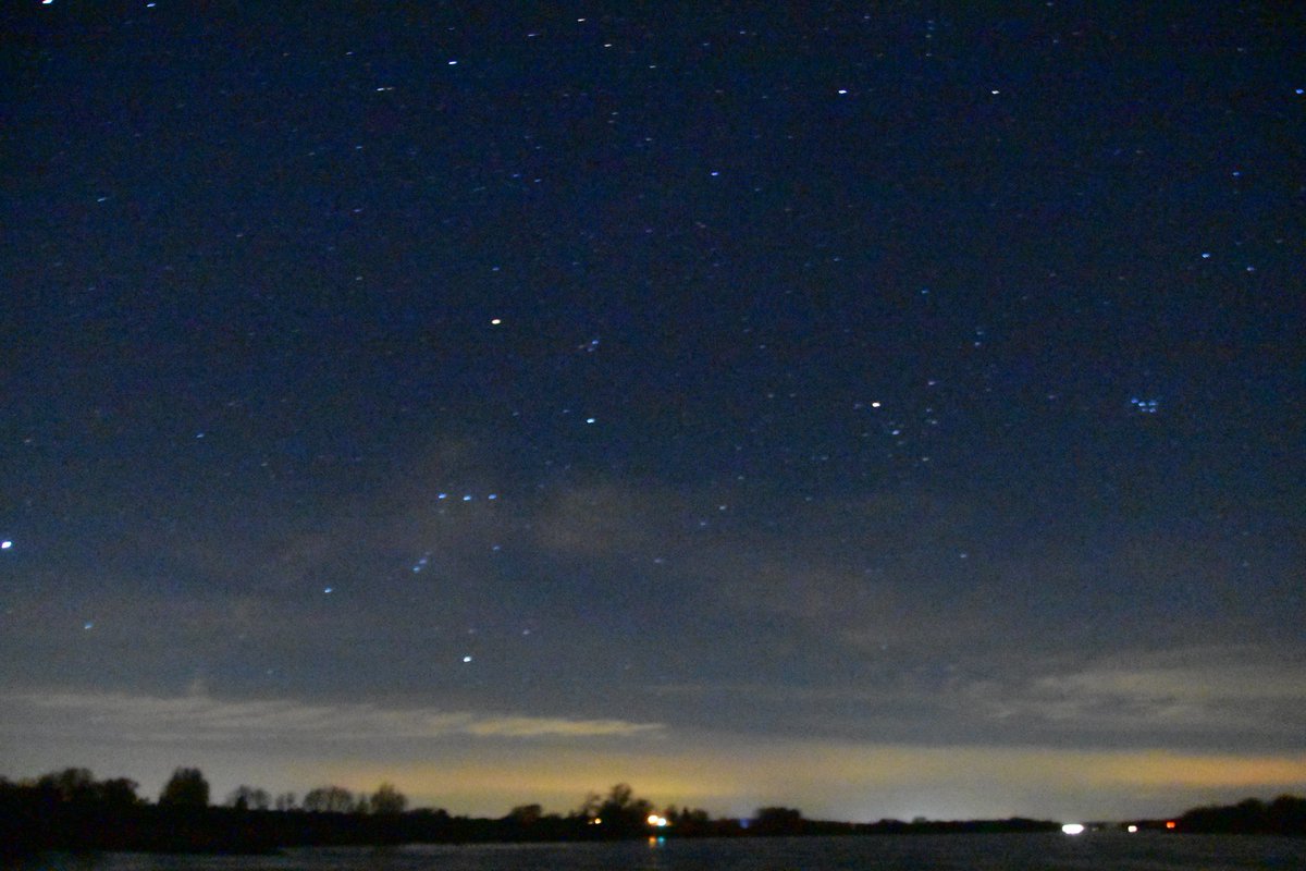 johan_klos's tweet photo. Goedemorgen het was een mooie #Heldere_nacht met #sterrenhemel #en mooie #dageraad en #zonsopkomst op de #rijn #binnenvaart kijken of het lukt om 4 #foto's te plaatsen https://t.co/L2YP3SAxhp