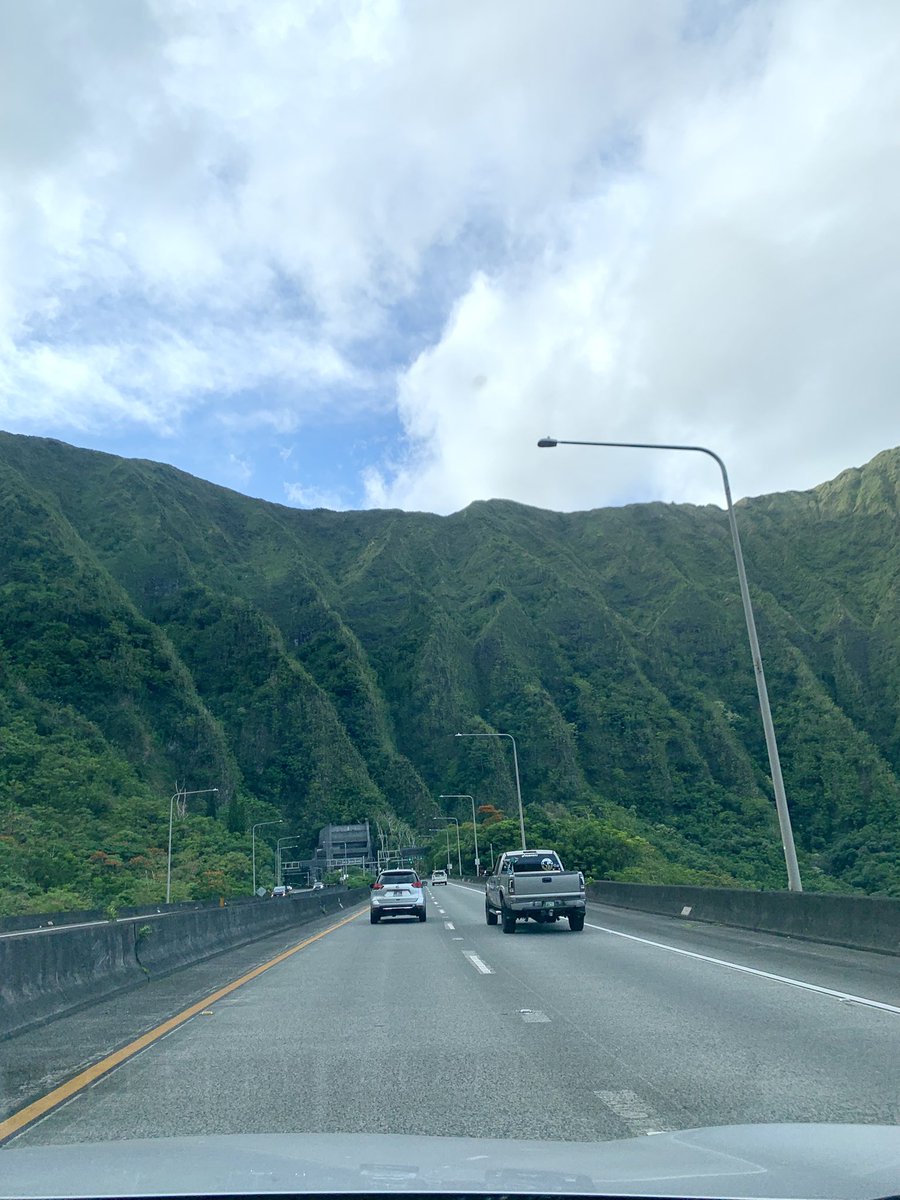 mimihawaiilife's tweet photo. このコオラウ山脈のこっち側と向こう側で天気が全然違ったりする。自然っておもしろい🌿
#ハワイライフ #ハワイライフ #ハワイ生活 #ハワイ暮らし #アロハライフ #hawaiilife #hilife #oahulife #alohalife #luckywelivehawaii https://t.co/AgH0bD72Yo