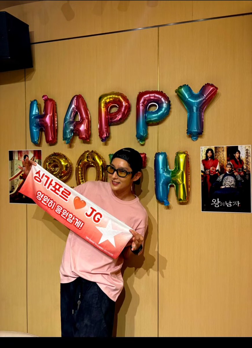 jg_k_drama_417's tweet photo. 이준기다아아아 싱가폴에서 따로 축하 받으며 상영회 하심. ㅋㅋㅋ
왕의 남자 20주년인데 준기 미모는 왜 그대로.. https://t.co/qj09sEJqpu