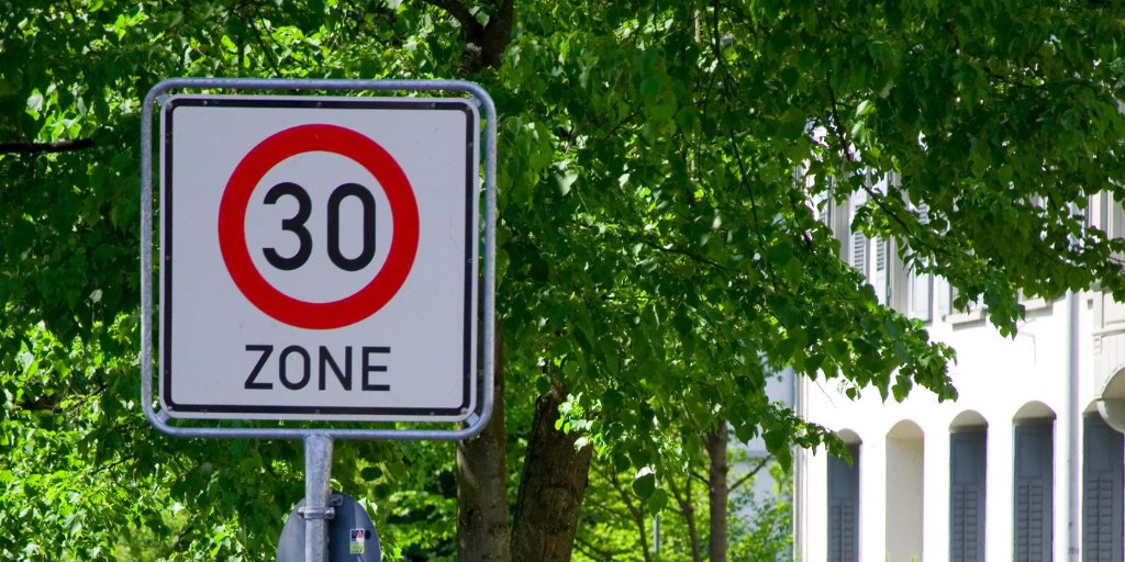 TCS_Svizzero's tweet image. 30 km/h: Il TCS valuta positivamente le #proposte del #Consiglio federale per l’attuazione della mozione Schilliger. Per consentire un’applicazione vicina alla realtà, il TCS chiede ancora alcuni adeguamenti. Per saperne di più 👉 brnw.ch/30_km_h_le_pro…

#myTCS