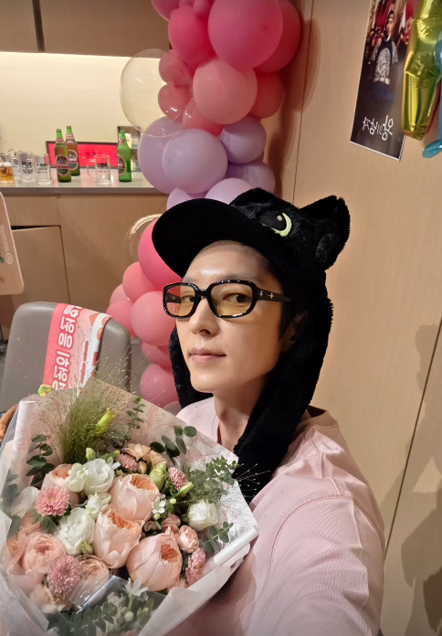 AncaSimply's tweet photo. 20 years later he looks as young as Gong Gill.😍🥰💜 https://t.co/kuiujk0TA7