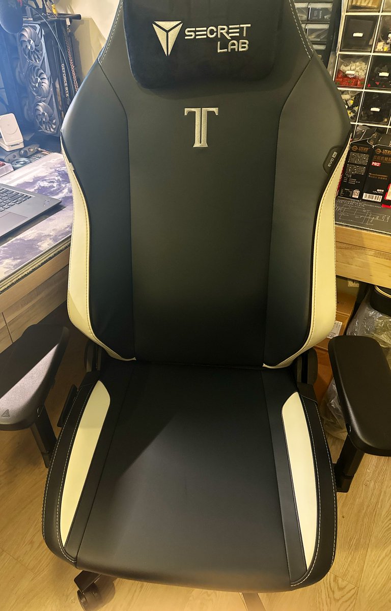 A3randir3's tweet photo. Finally got an upgrade from my first gen Omega 🔥🔥🔥

#secretlab #titanevo #omega #chair https://t.co/Mt4KCypImY