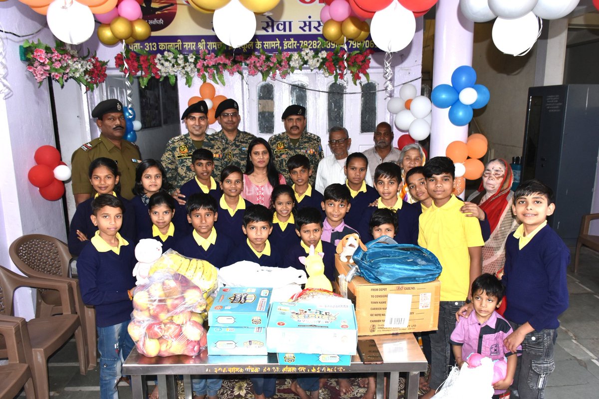 बीएसएफ की 61वां स्थापना दिवस के अवसर पर CSWT BSF  द्वारा उन्मुक्त सेवा संस्थान, इदौर एवं पीतृ पर्वत, इंदौर के जररतमंदों में कपड़े, राशन एवं मिठाईयां वितरित की गई, जिसका उद्देश्य समाज के वंचित वर्गों की मदद करना है। CSWT BSF के अधिकारियों एबं जवानों ने इस कार्यक्रम में भाग लिया।