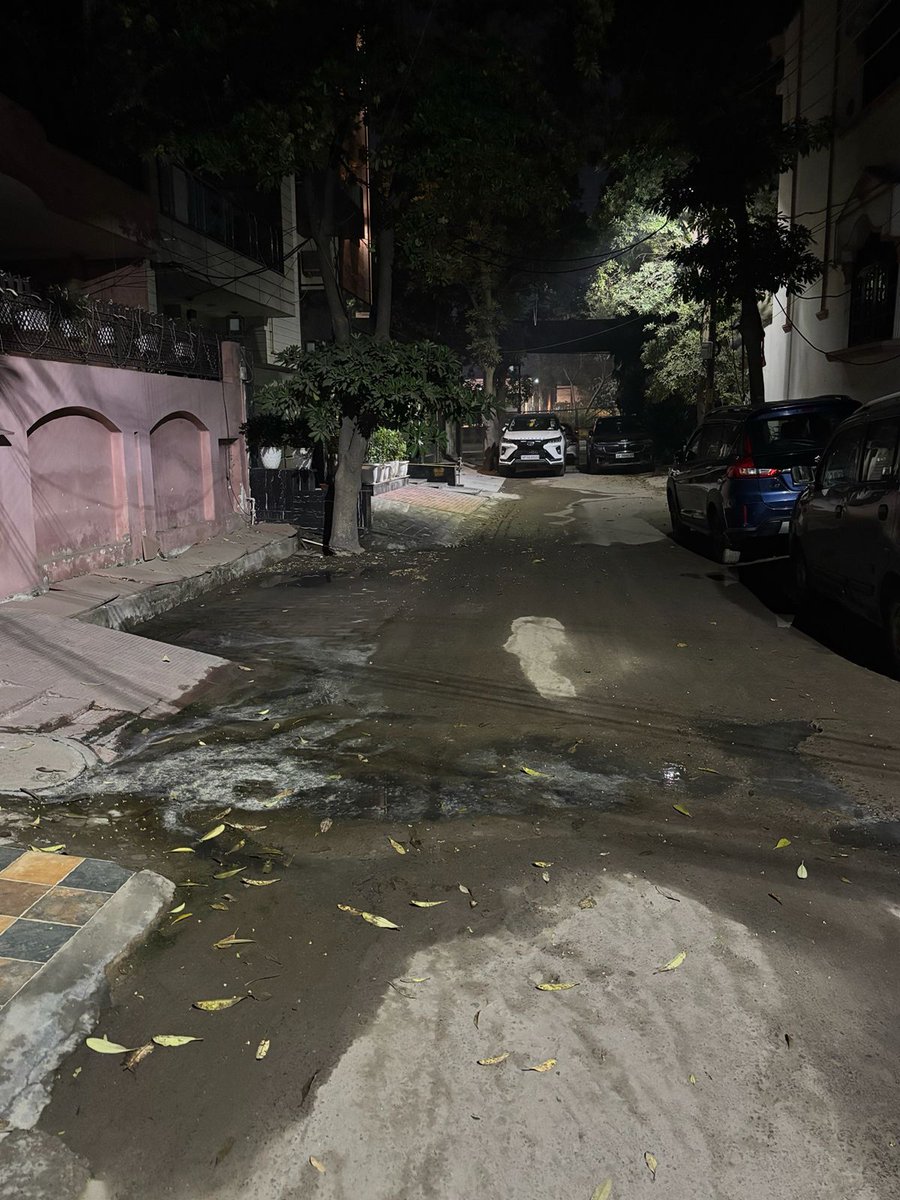 cleannoida2031's tweet photo. @noida_authority @CeoNoida - pls look at the condition.

J 187, Sector 41

Overflowing of the Sewage.

#Slum #CleanNoida #Swachbhart #SwatchtaRanking #CleanIndia https://t.co/lnGclMxeFe