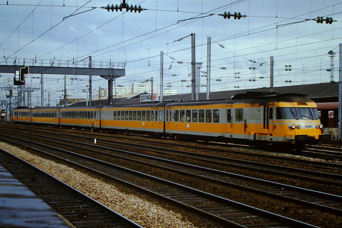Site et matériels ont bien  changé à Pont-Cardinet. Avec cette #RTG, non modifiée UM,  sortant des Batignolles pour se mettre à quai à Saint-Lazare. Les halles et wagons SERNAM ne sont plus que souvenirs. <a href="/BertrandNICOLL2/">Bertrand NICOLLE</a> <a href="/AfacVal/">AFAC Centre Val de Loire</a>
