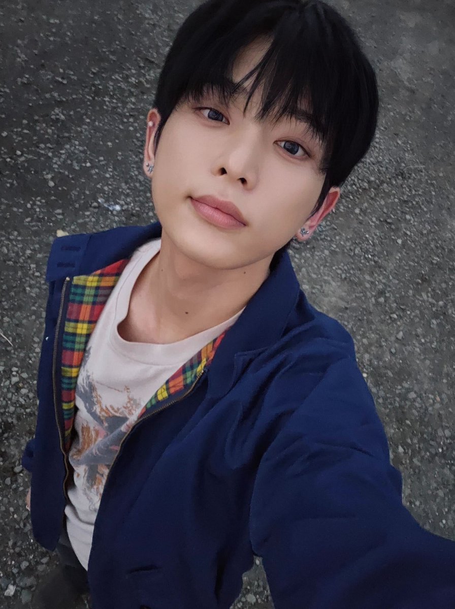 wijufish's tweet image. notice how he is content both with and without apple. a lot to learn here