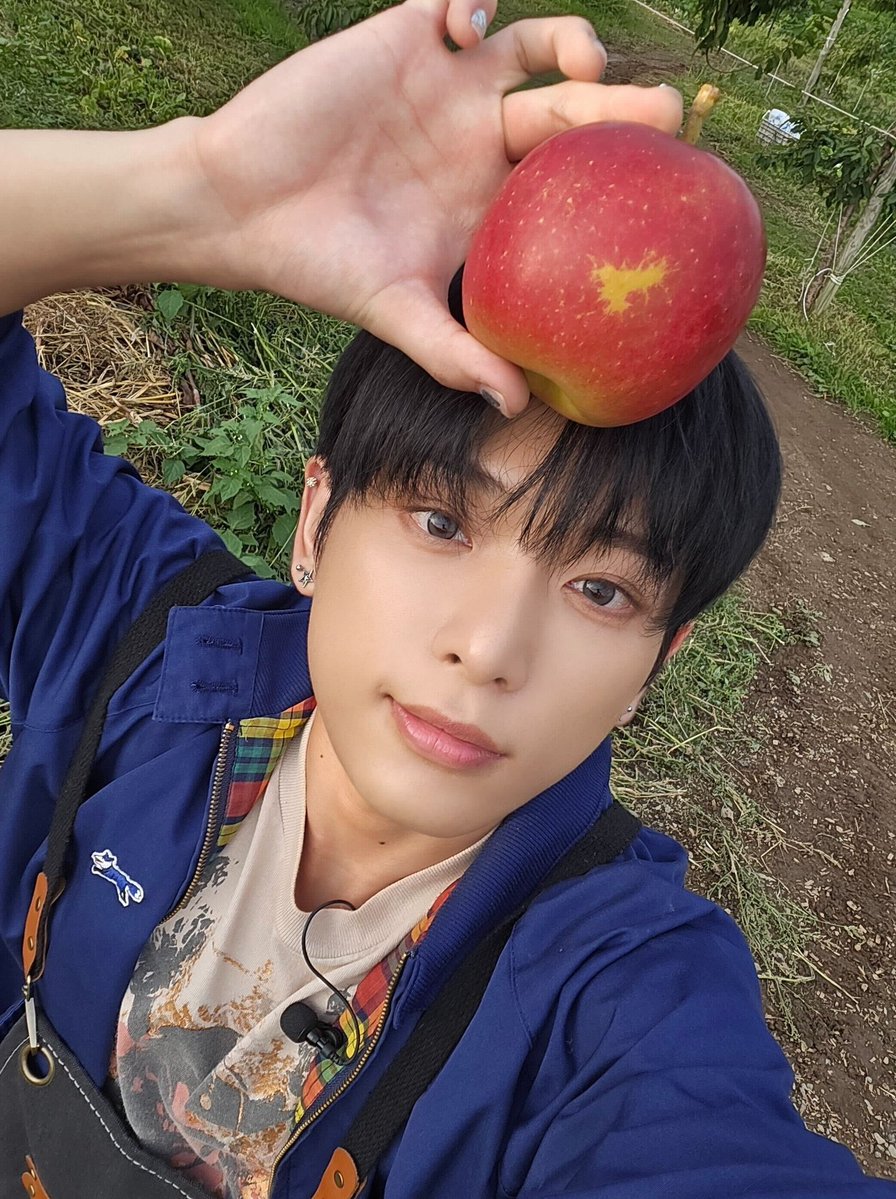 wijufish's tweet image. notice how he is content both with and without apple. a lot to learn here