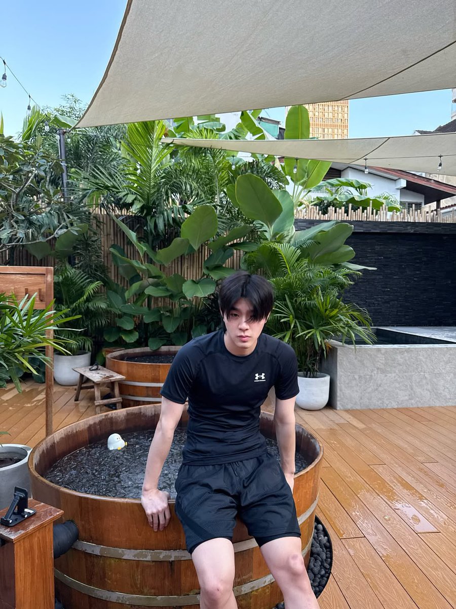 BarcodeKinarcv's tweet image. Ice Prince in his bathtub full of ice 

Cr.IG: kinn_ts

#KinThanachai