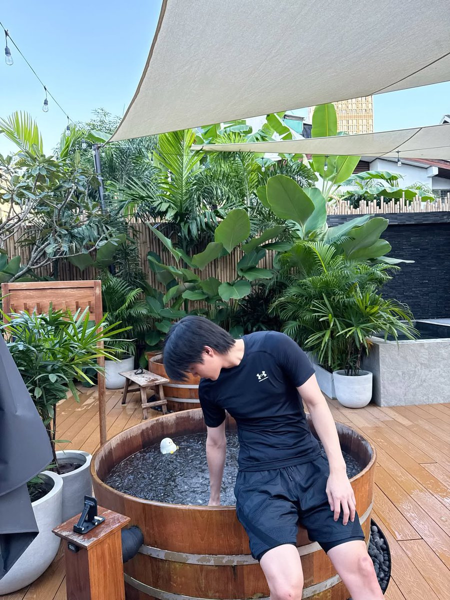 BarcodeKinarcv's tweet image. Ice Prince in his bathtub full of ice 

Cr.IG: kinn_ts

#KinThanachai