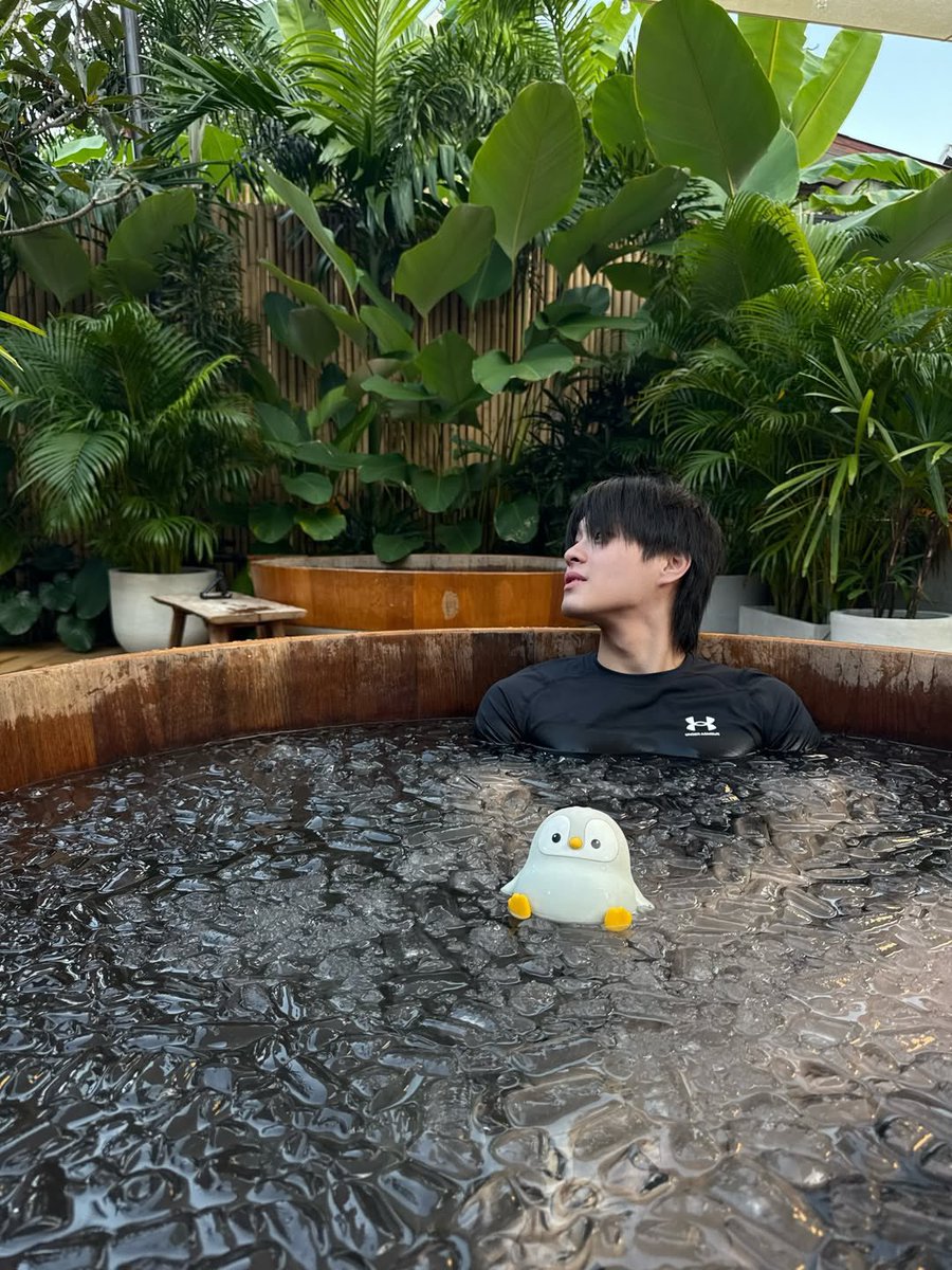 BarcodeKinarcv's tweet image. Ice Prince in his bathtub full of ice 

Cr.IG: kinn_ts

#KinThanachai