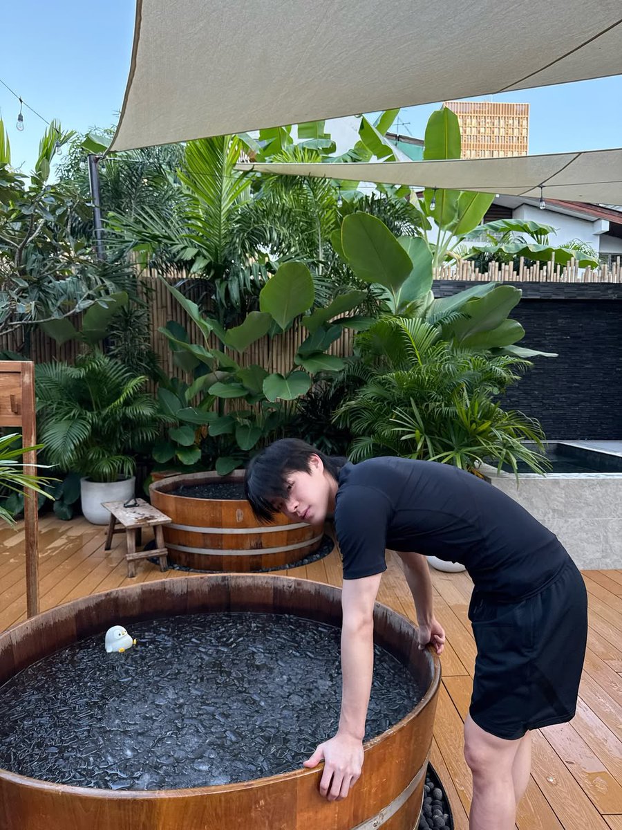 BarcodeKinarcv's tweet image. Ice Prince in his bathtub full of ice 

Cr.IG: kinn_ts

#KinThanachai