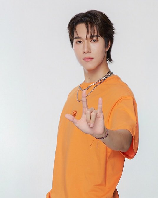 urreejk97's tweet image. Loving You Too Much So Much Very Much Right Now ไม่รู้ว่าเจอเธอทำไมถึงยาว
ชิว ชิว ได้ไหม รู้ไหมดวงใจฉันปลิว รักเธอมากเกินมากไป มาก มาก มากมากมาย But don’t you so ซังกะตาย I hate to lie ไม่อยากจะน้ำตาออก My eyes โวว โวว