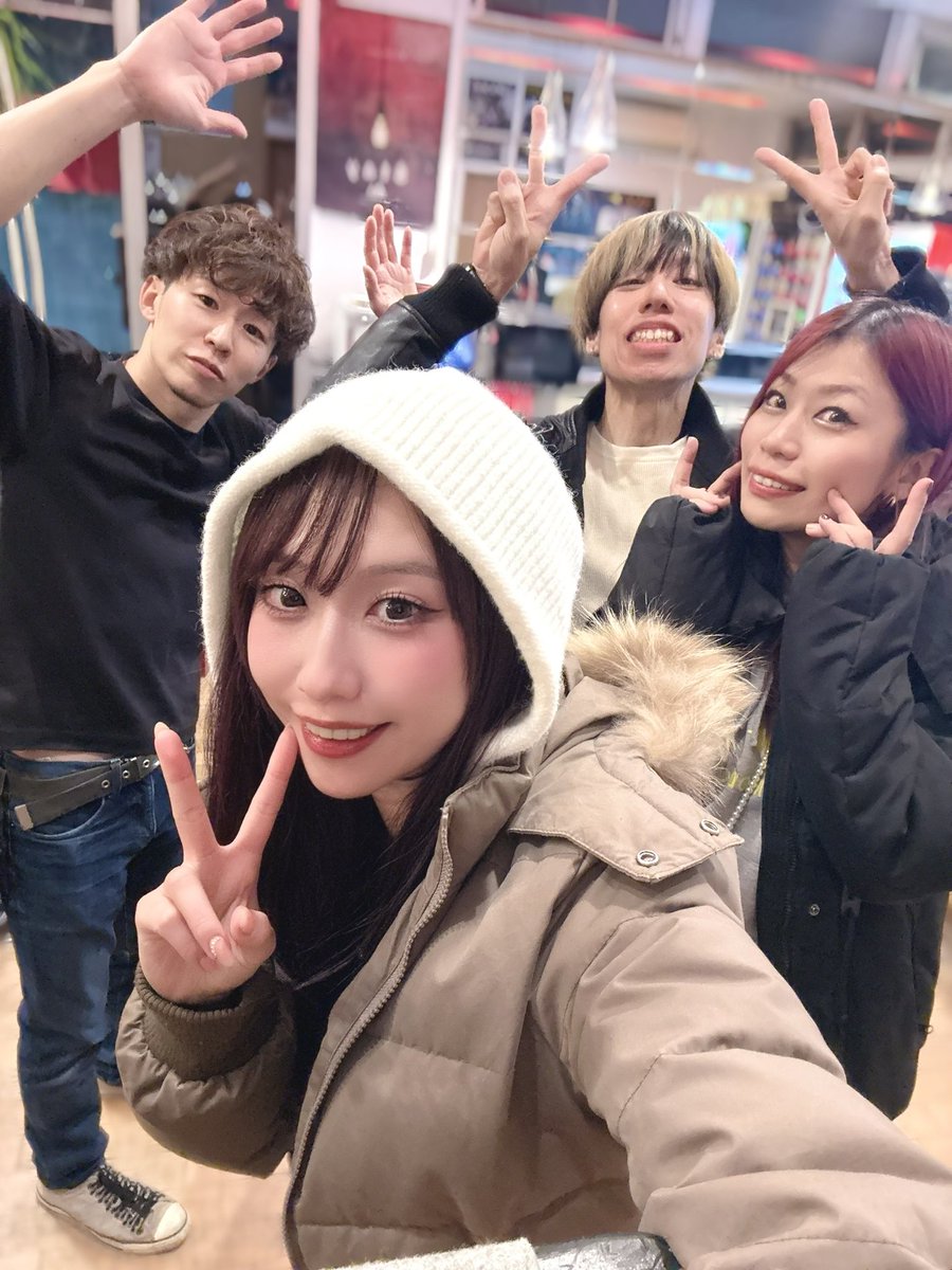 sonozaki_yuzuha's tweet photo. 今日から12月😳今月もよろしくねえ❄️

昨日は全曲ワンマン前編スタジオでした！久々曲満載でアワアワ🥰笑
若かりし頃に書いた若い曲から笑、今のナデシコのスタイルへの移り変わりを体感してほしい❤️‍🔥

(おやぢXアカ追い出されて新しくなったらしい笑！新アカタグ付けしたからみんなフォローよろしく🫶🏻) https://t.co/ox9HlCnD1m