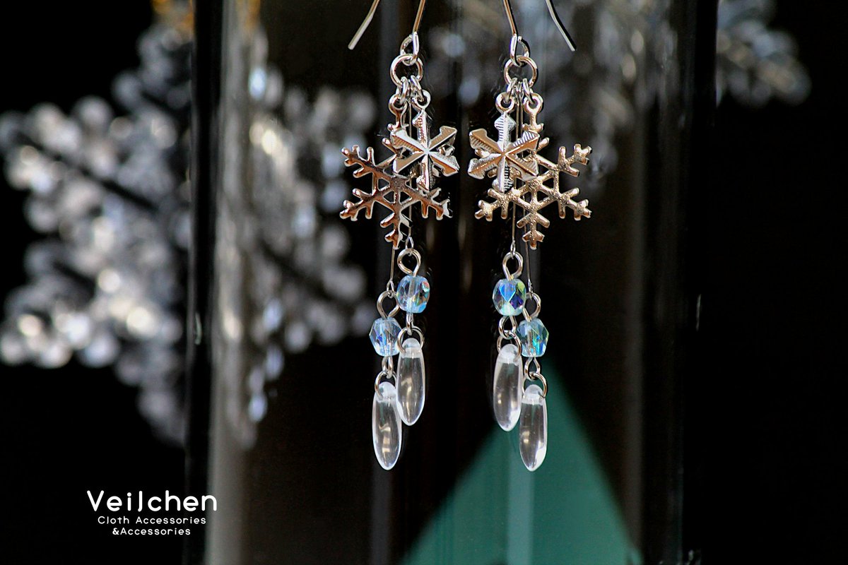 今日の新作は、すらっとした軽めな作品です🎵

ブルーシェードタイプの、クリスタルガラスがお洒落なウェーブバーピアス
ダガーガラスを使った、雪と氷柱がテーマの、冬らしいピアス

🟣minne.com/items/44441226
🧊minne.com/items/44442832
#新作 #minne #ハンドメイド